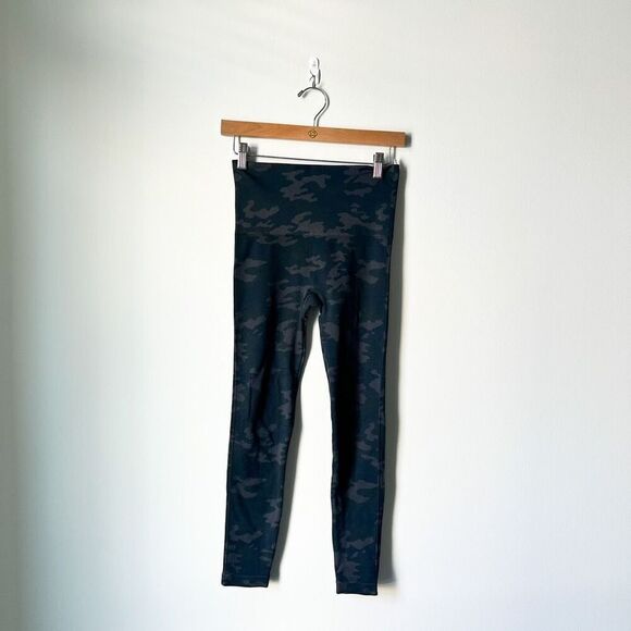 SPANX Look At Me Now Leggings in Black Camo Size S - Picture 5 of 7